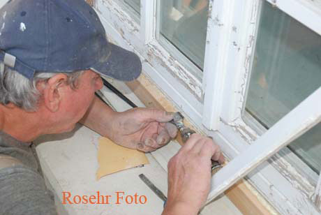 Das Fenster wird vom Tischler Vorort liebevoll eingepasst.